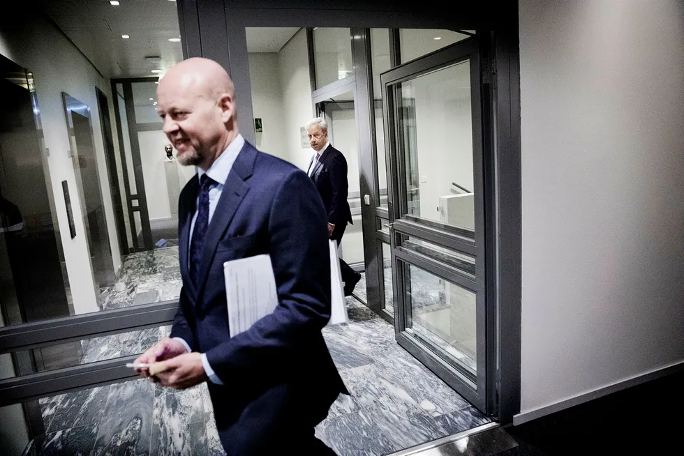 Sjef Yngve Slyngstad i Oljefondet vil flytte hjemmefra, mens sentralbanksjef Øystein Olsen (bakerst) mener at Norges Bank har vært et «godt hjem for fondet.» Foto: Per Thrana