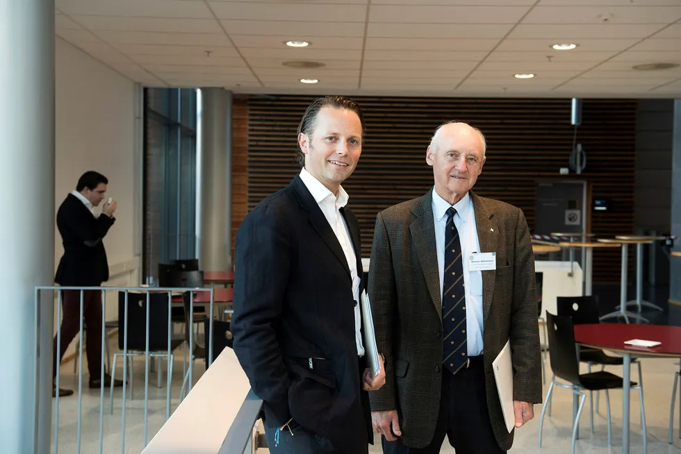 Dagens konsernsjef Thomas Wilhelmsen og hans far Wilhelm Wilhelmsen avbildet på BIs styrekonferanse i 2016.