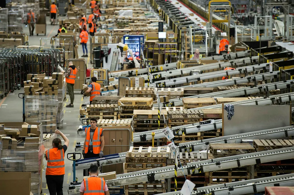 Det meldes om tøffe arbeidskrav for Amazons lageransatte. Bildet er fra lageret i Peterborough i Storbritannia. Foto: Chris J. Ratcliffe/AFP/NTB Scanpix