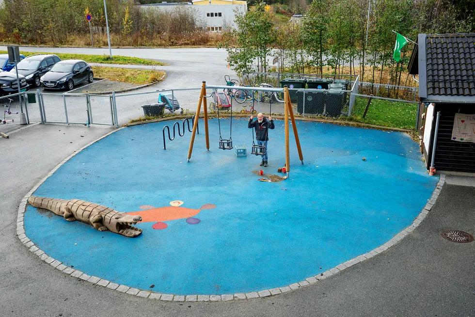 Ola Fjærli Hammer og Way 2 Play tar oppdrag i barnehager og lekeplasser over hele Norge. I Horneberg barnehage utenfor Trondheim har selskapet lagt gummidekke rundt huskestativet.