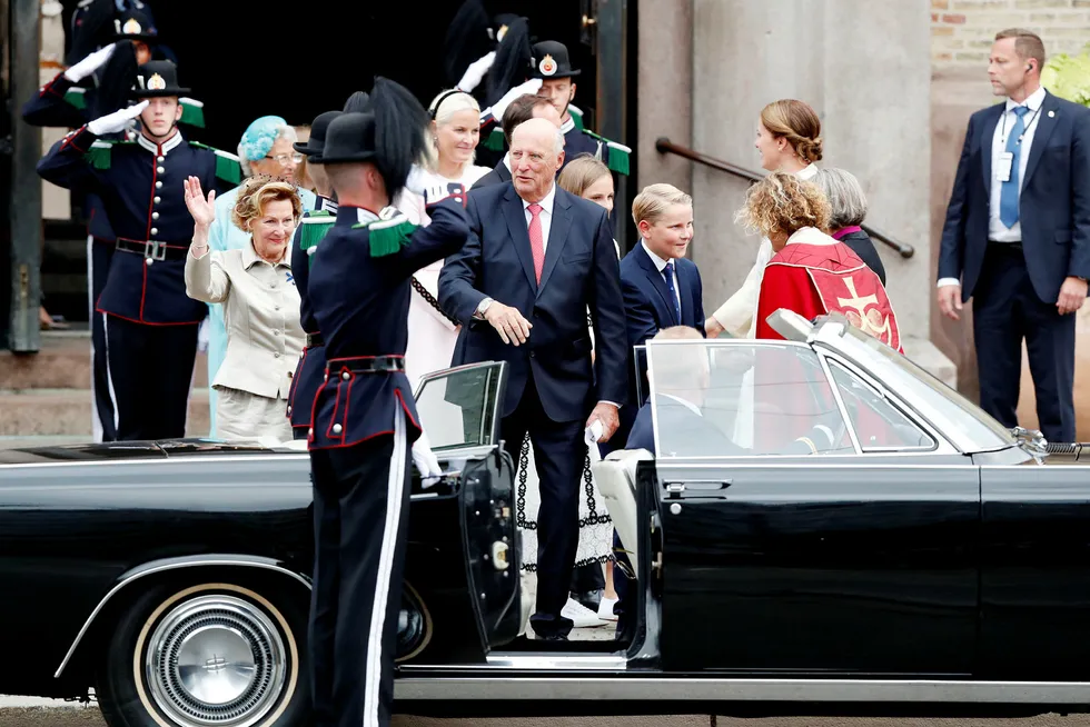 Med utgangspunkt i fysisk og psykisk belastning samt krav til fysisk og psykisk skikkethet, har det kongelige hoff bedt om lavere pensjonsalder for kongefamiliens sjåfører. Her er kong Harald og dronning Sonja på inn i bilen under feiringen av gullbryllup.