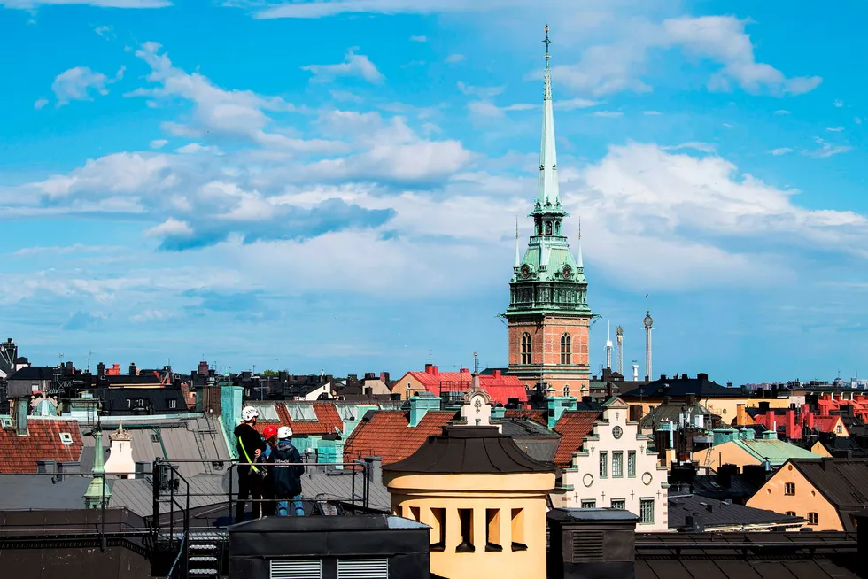 Boligmarkedet i Stockholm er brennhett. Storbanken UBS rangerer boligprisene i den svenske hovedstaden som overvurderte, men ennå ikke i bobleterreng.
