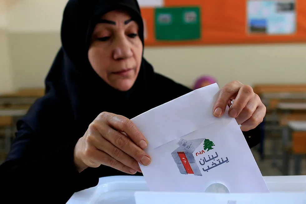 En libanesisk kvinne avlegger stemme i et lokale sør i Beirut i de første parlamentsvalgene i landet på ni år. Foto: Hassan Ammar