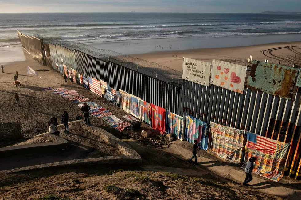 Kjent mur. Grensemuren mellom USA og Mexico i Tijuana. Nå kan du lese sakprosa om murers betydning gjennom historien, i boken «Walls».