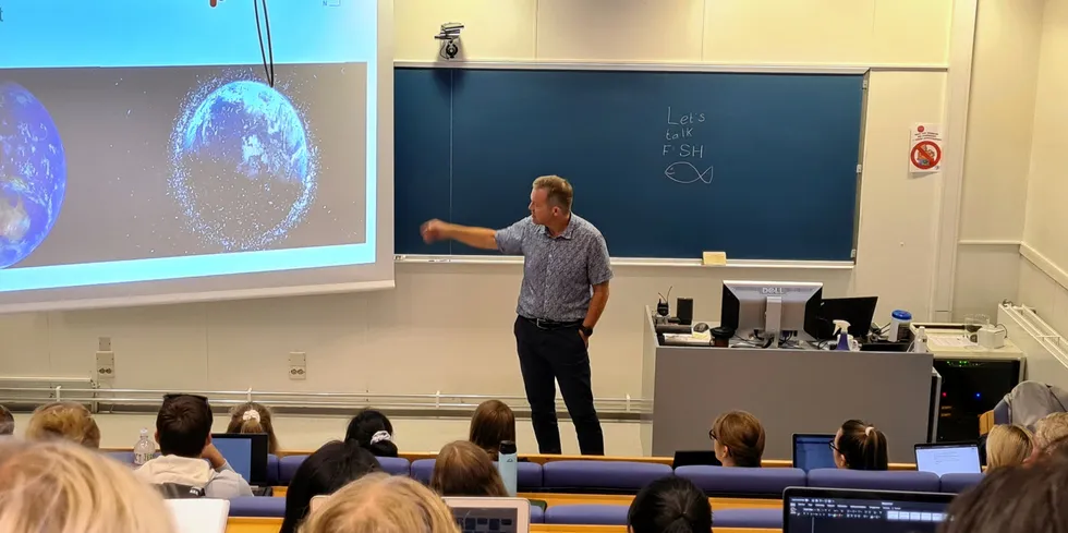 Tidligere Mowi-sjef Alf-Helge Aarskog foreleser for studenter ved NMBU på Ås utenfor Oslo
