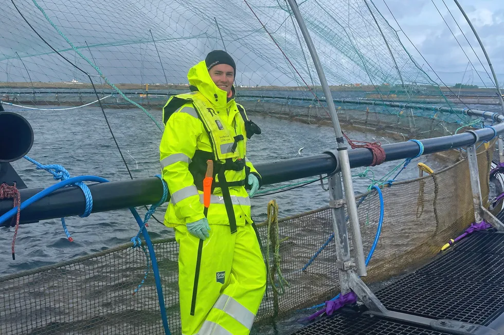 Fiskå forteller om timene han har stått på merdkanten opp igjennom.