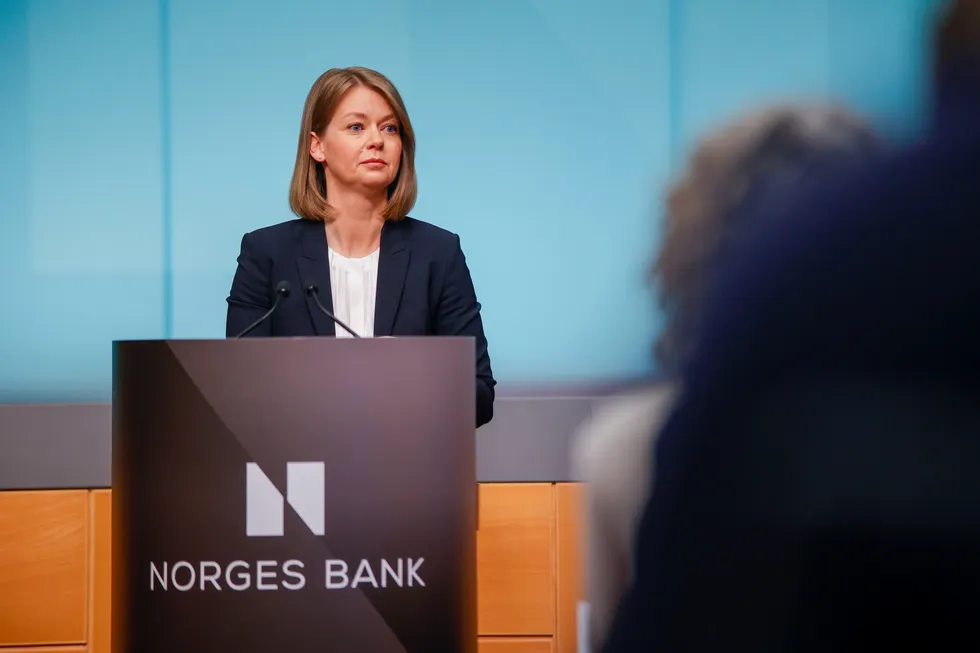 Ida Wolden Bache har hevet styringsrenten åtte ganger siden hun ble sentralbanksjef. Her legger hun frem Norges Banks rentebeslutning torsdag, der hun fikk mange spørsmål knyttet til kronekursen.