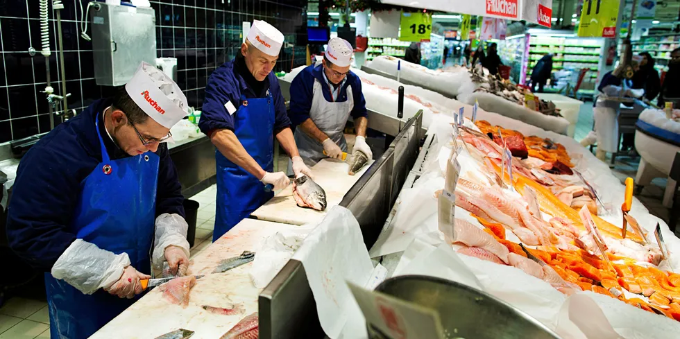 07,12.10, Lille: I fiskedisken på supermarkedkjeden Auchans butikk i Lille renser, fra venstre, Mohamed Oussad, Fabrice Soriano og Philippe Hennockbugner laks fra Norge. Rekordhøye priser til tross, norsk laks selger veldig bra. Foto: Per Thrana