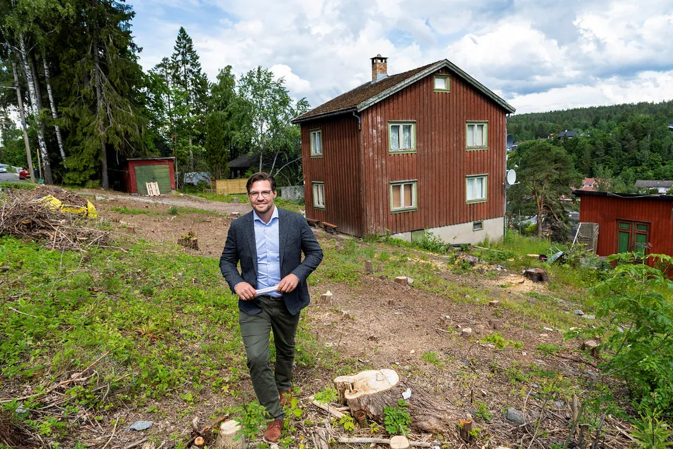 På denne tomten på Toppåsen på Søndre Nordstrand i Oslo skal Ole Saxegaard Andreassen i Norwegian Ground lede utbyggingen av fem rekkehus – hvis de blir solgt.