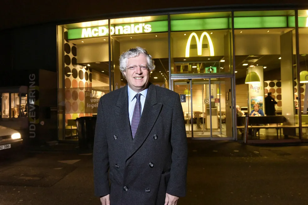 Den britiske finansmannen Guy Hands avbildet foran sin nye ervervelse - de nordiske McDonalds-butikkene. Foto: MCDonalds