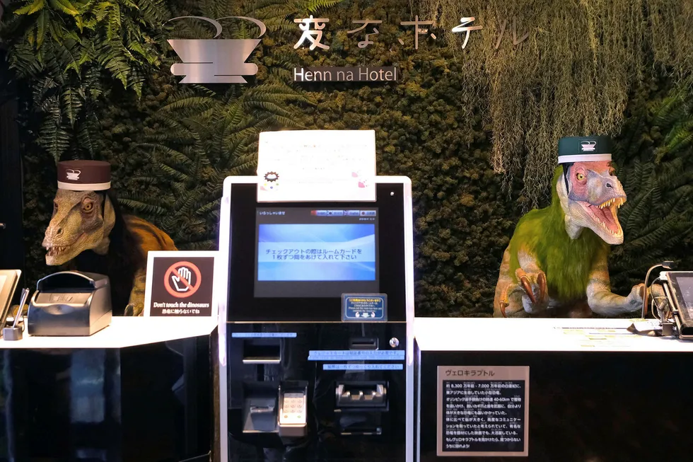 Chatboter er sjelden en bra samtalepartner for småprat, skriver artikkelforfatterne. Her et par robotdinosaurer som ønsker gjestene velkommen til Henn na hotell i Tokyo.