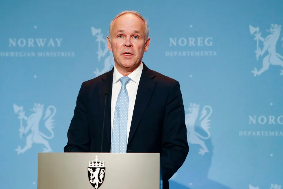 Finansminister Jan Tore Sanner presenterte nye støttetiltak for koronarammede bedrifter 10. november.