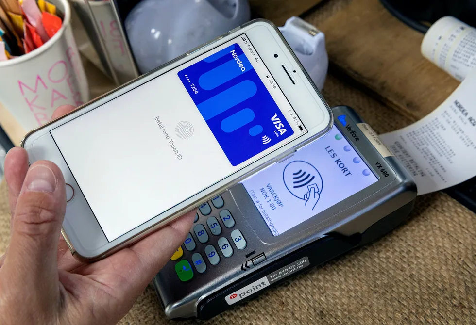 Med Apple Pay kan man velge å betale med mobilen i stedet for et kort. Pengene trekkes fra samme konto eller kort. Foto: Gorm Kallestad/NTB Scanpix
