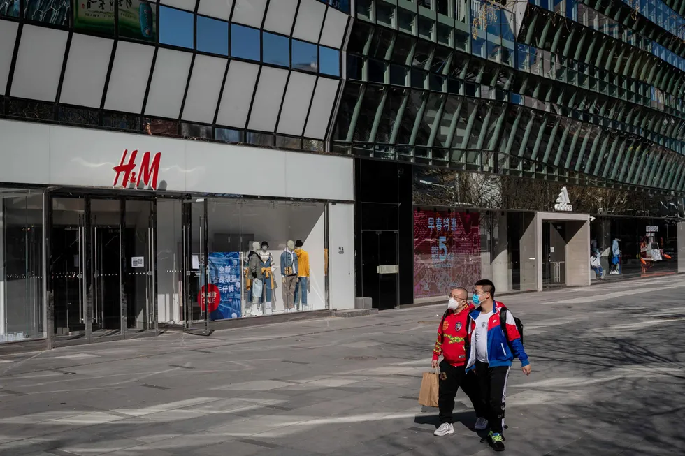 H&M har over 500 utsalg i Kina og har hatt høy vekst siden etableringen for nesten 15 år siden. Nå utsettes selskapet for en omfattende forbrukerboikott. Dette bilder er fra Beijing tidligere i mars.