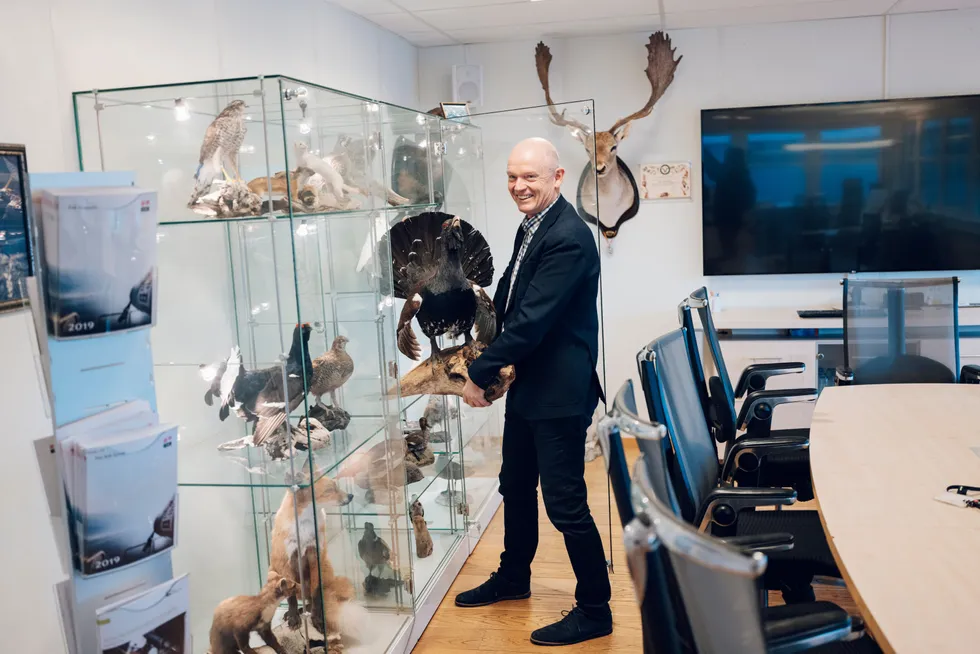Fjoråret ble mye bedre enn fryktet for jaktentusiasten Ståle Kyllingstad. Her er han på kontoret på Sola der han har en rekke jakttrofeer utstilt.