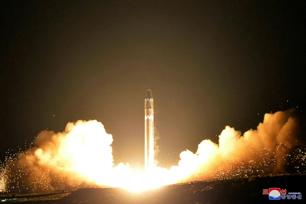 En nordkoreansk Hwasong-15-rakett skytes opp i slutten av november. Bildet er tatt av nordkoreanske myndigheter. Foto: AP / NTB scanpix