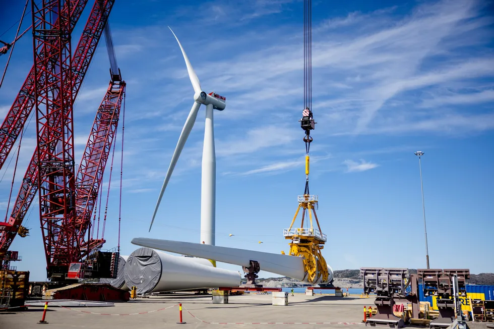 Målet om 30 GW havvind krever 80 nye turbiner hvert år, evig, to millioner tonn masse årlig. Tampen Hywind (bildet) brukte to somre på å installere 11 turbiner.