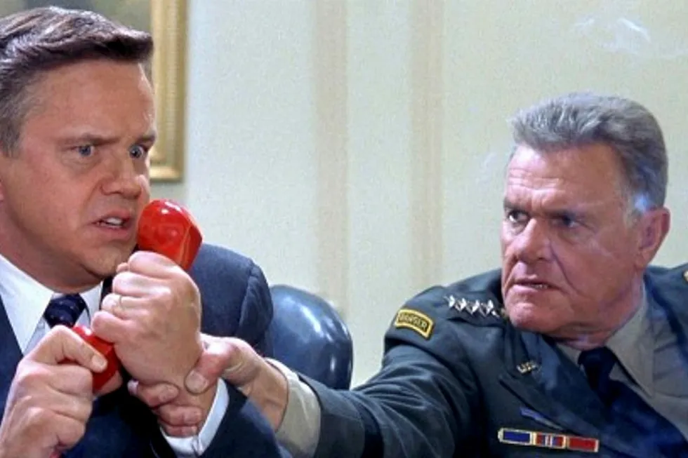 «Would you miss it», sa USAs president, spilt av Tim Robbins (til venstre), om månen i filmen «Austin Powers: The Spy Who Shagged Me».