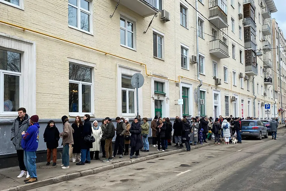 Lange køer slanget seg nedover gata i Moskva da russiske velgere møtte mannsterkt fram presis klokka 12 søndag, slik opposisjonen har oppfordret til.