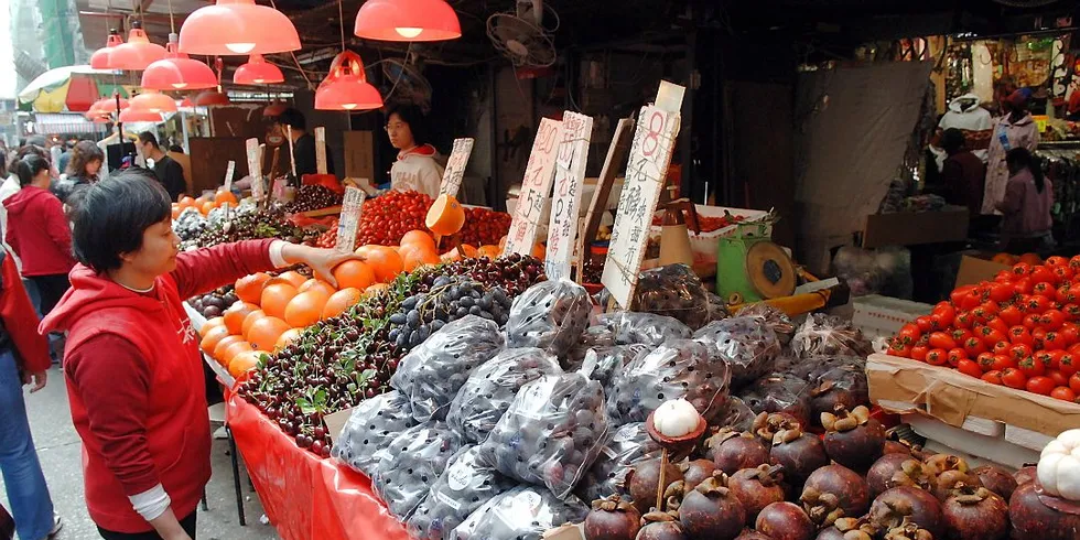 Markeder i gatene i Mong Kok yrer av liv - handelen går for fullt hele dagen.