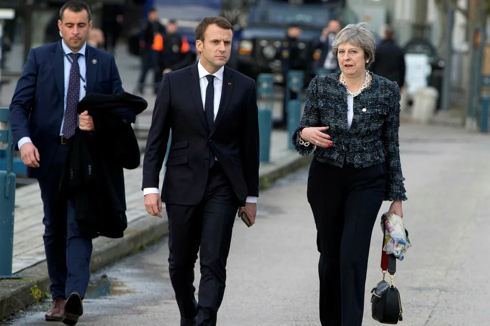 British Prime Minister Theresa May, right, speaks with French President Emmanuel Macron, center, as they walk on a pier at an EU summit in Goteborg, Sweden on Friday, Nov. 17, 2017. European Union leaders warned Britain Friday that it must do much more to convince them that Brexit talks should be broadened to future relations and trade from December. (AP Photo/Virginia Mayo) --- Foto: Virginia Mayo/AP/NTB scanpix