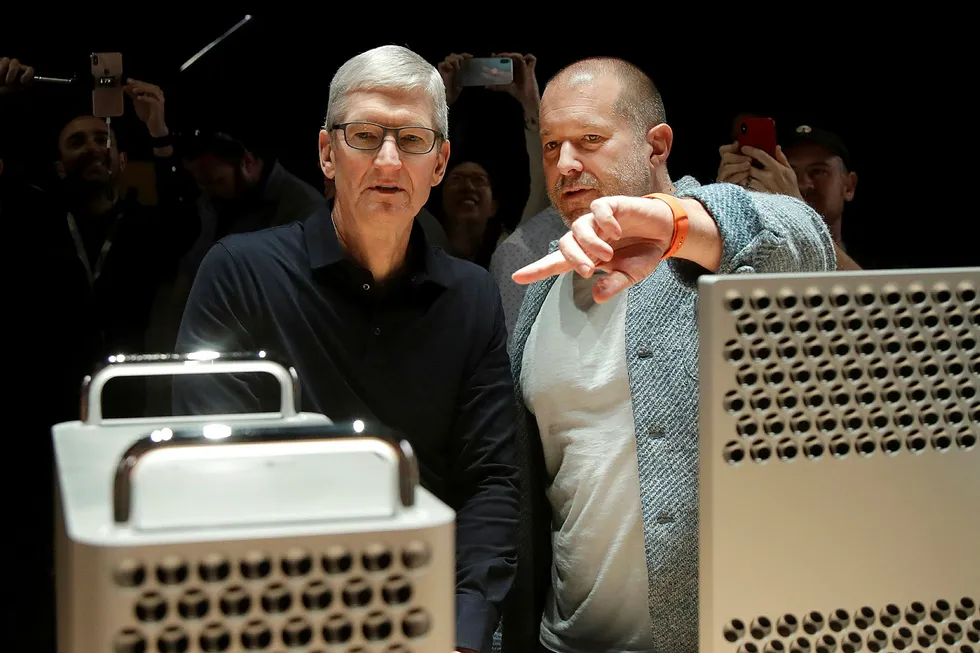 Avtroppende designsjef Jonathan Ive (til høyre), her sammen med Apple-sjefen Tim Cook.