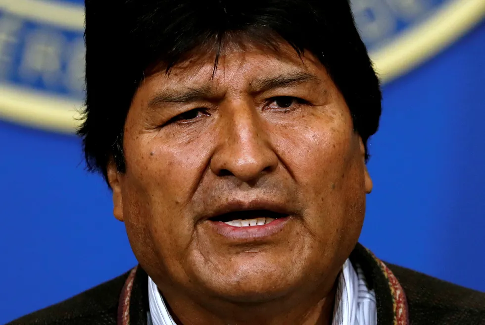 Valgobservatører har kritisert stemmeopptellingen ved valget i Bolivia. Nå går president Evo Morales med på et nyvalg.