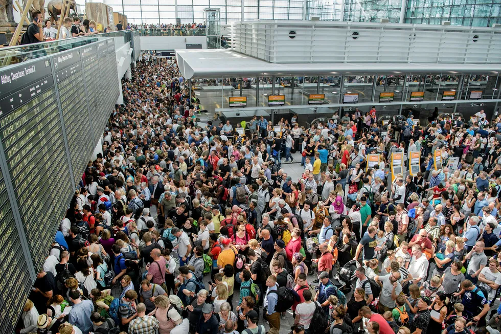 Det var kaotiske tilstander på flyplassen i München lørdag, der den ene terminalen ble stengt og evakuert etter at en kvinne tok seg usett gjennom sikkerhetskontrollen. Foto: AP / NTB scanpix