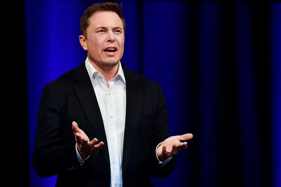 Tesla fikk streng beskjed om å holde Elon Musk sin Twitter-bruk under kontroll. Det går heller dårlig.