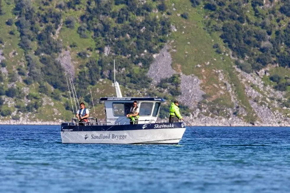 Bildet viser turistfiske ved Sandland Brygge i Loppa kommune.