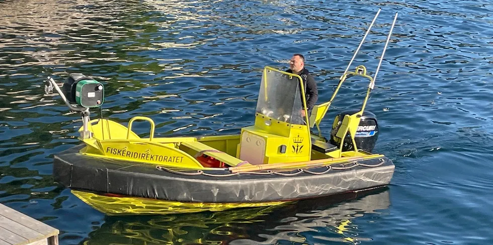 Fiskeriinspektøren fant de ulovlige krabbeteinene i fredningsområdet for hummer. Her en av Fiskeridirektoratets inspeksjonsbåter.