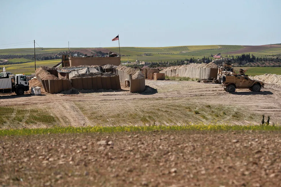 Bildet viser en amerikansk militærpost i Manbij i Nord-Syria i april i år.