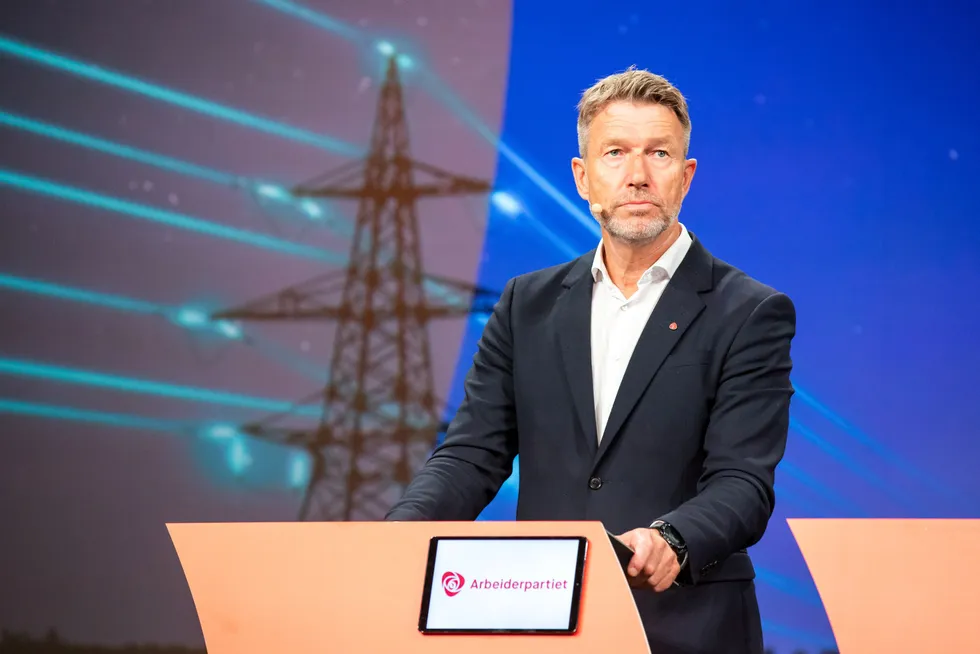 Energiminister Terje Aasland (Ap) er opptatt av at strømmen ikke skal bli for dyr. Problemet nå er at strømprisene stadig oftere er negative. Bildet er fra Arendalsuka i 2022.