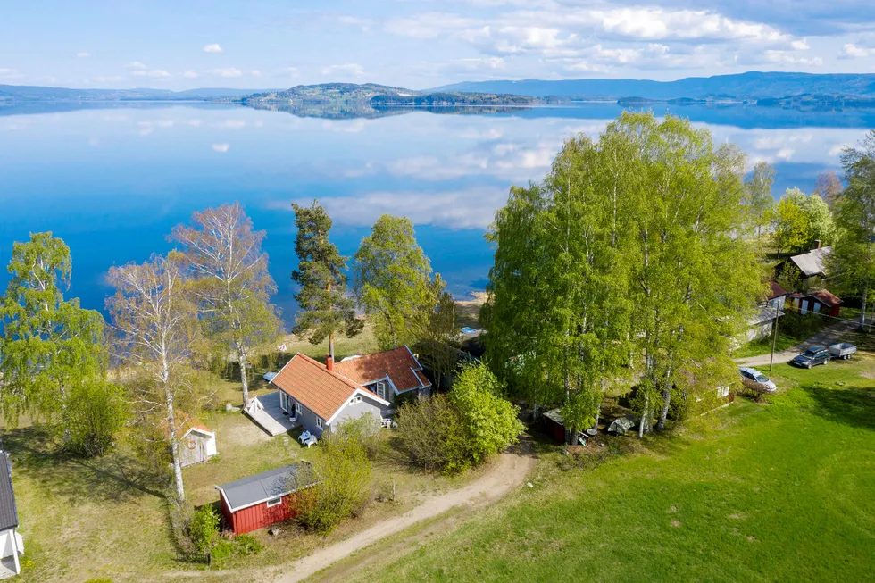 Den 70 kvadratmeter store hytta rett ved vannkanten ved Tyrifjorden har en prisantydning på 2,95 millioner kroner.