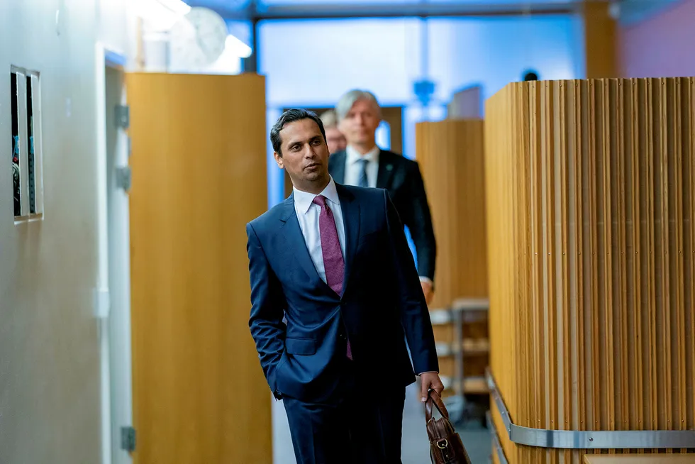 Leder Mudassar Kapur (H) og resten av finanskomiteen på Stortinget har strevd med å bli enige om en oljeskatt. Til sist ble forhandlingene løftet opp til de parlamentariske lederne.