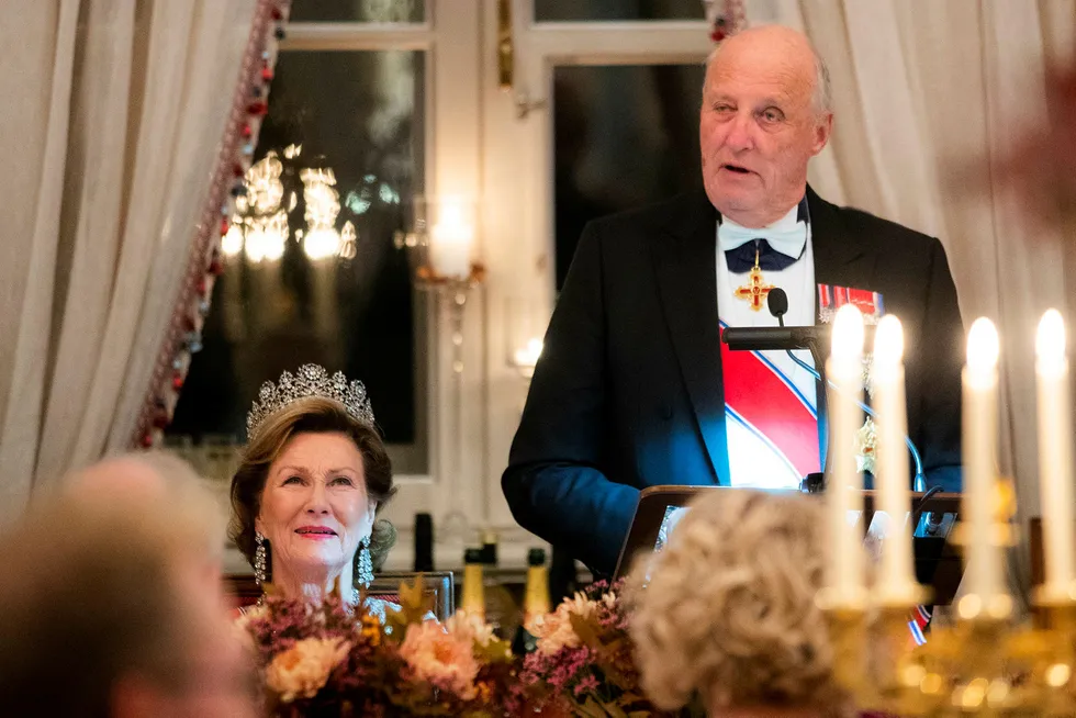 Dronning Sonja og kong Harald måtte klare seg uten Sylvi Listhaug på stortingsmiddagen torsdag.