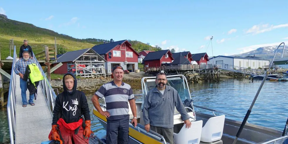 Fisketurister ved turistanlegget i Kvaløyvågen utenfor Tromsø.Foto: Privat