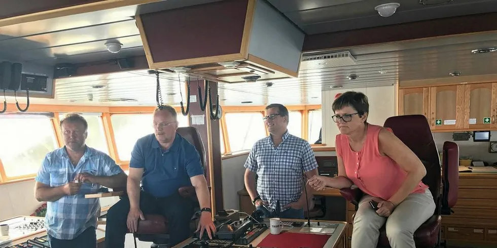 Fiskeriminister Per Sandberg prøver seg som skipper på MS Åkerøy. Tidligere fiskeriminister Lisbeth Berg Hansen følger spent med.Foto: Jonny Berfjord