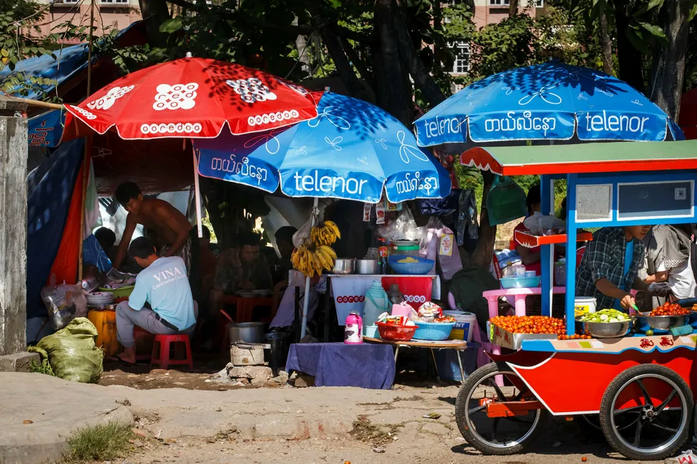 Da Telenor lanserte sine tjenester i Myanmar i 2014, falt prisen for et sim-kort fra 1000 kroner til ti kroner. Nå nærmere internettbruken via mobil seg det samme nivået som i Norge. Foto: Heiko Junge/NTB Scanpix
