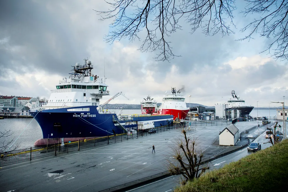 Offshorefartøy i opplag kan få nye oppdrag – som plastinnsamlere. Her er et supplyskip ankret opp ved Skoltegrunnskaien i Bergen. Foto: Eivind Senneset