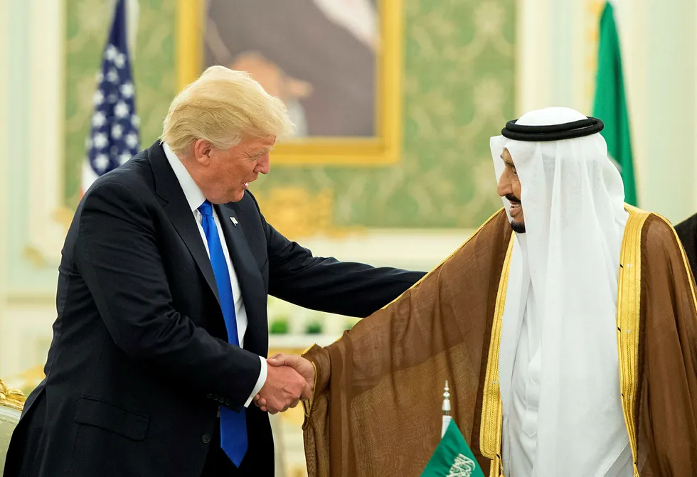 USAs president Donald Trump hilser på Saudi-Arabias kong Salman under hans besøk til kongedømmet i mai i år. Foto: BANDAR AL-JALOUD/AFP Photo/ NTB Scanpix