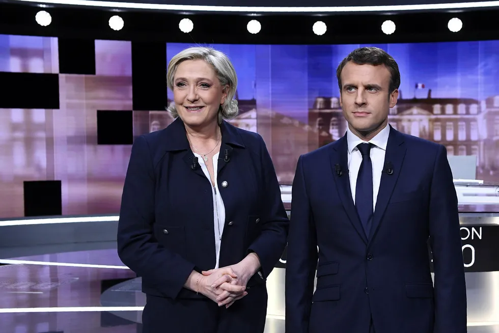 Overraksende mange franskmenn vil droppe å stemme i siste runde i presidentvalget. Bildet viser kandidatene Emmanuel Macron og Marine Le Pen som stiller opp foran kameraene før tv-debatten onsdag. Foto: Eric Feferberg/Reuters/NTB scanpix