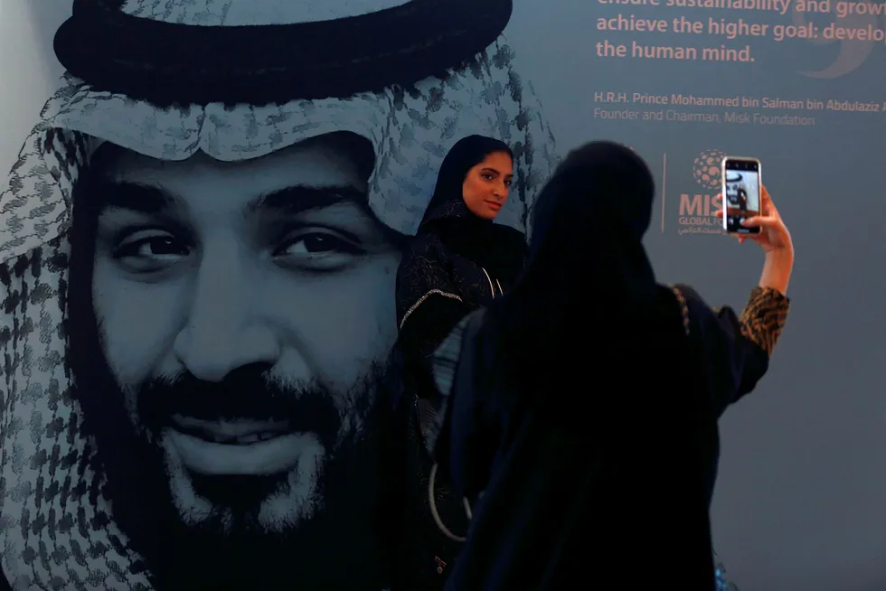 Saudi-Arabia mener USA driver med «innblanding» om konflikten i Jemen. Kvinnene på bildet fotograferer hverandre foran et stort bilde av kronprins Mohammed bin Salman.