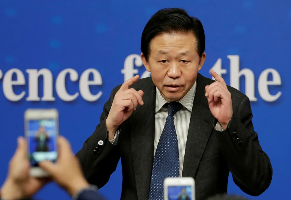 Den kinesiske kommunistledelsen, her ved finansminister Xiao Jie, vil prioritere en stabil vekst de neste årene og forsøker å redusere risikoen for at nye bobler skal oppstå i markedene. Det pågår en historisk gjeldsoppbygging som er dobbelt så høy som den økonomiske veksten. Foto: Jason Lee/Reuters/NTB Scanpix