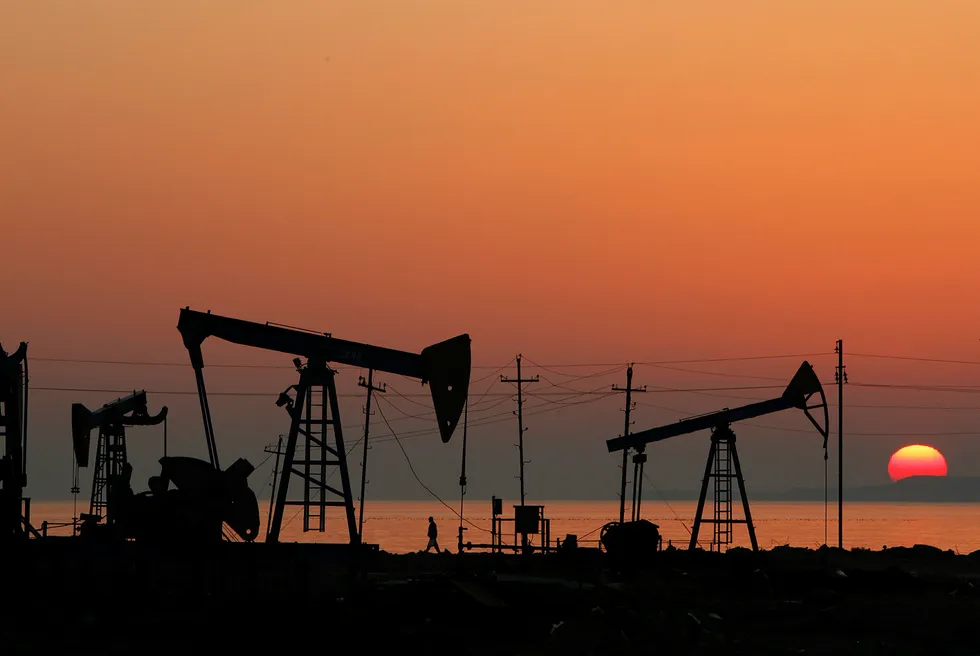 Oljeprisene stiger videre mandag. Bildet er fra et oljefelt i Baku i 2013. Foto: DAVID MDZINARISHVILI / REUTERS / NTB Scanpix