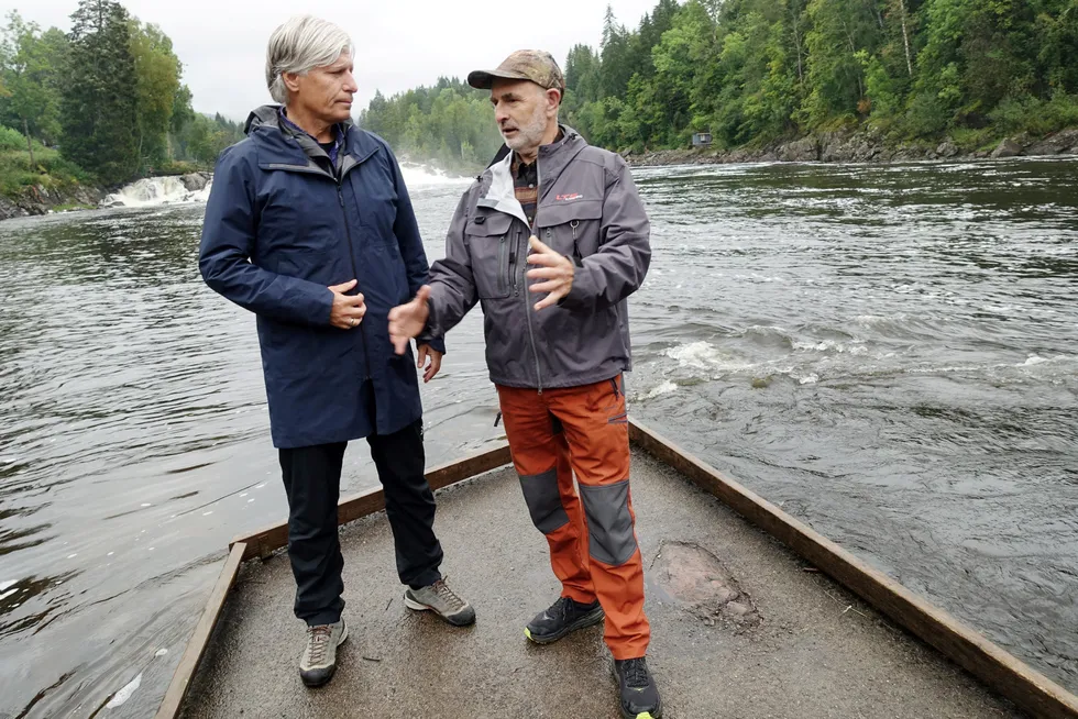 Venstres stortingsrepresentant Ola Elvestuen (til venstre) vil sette en tidsfrist for å få all oppdrett i lukkede merder. Tidligere statsråd og stortingspresident, Dag Terje Andersen, er enig i at det må gjøres noe.