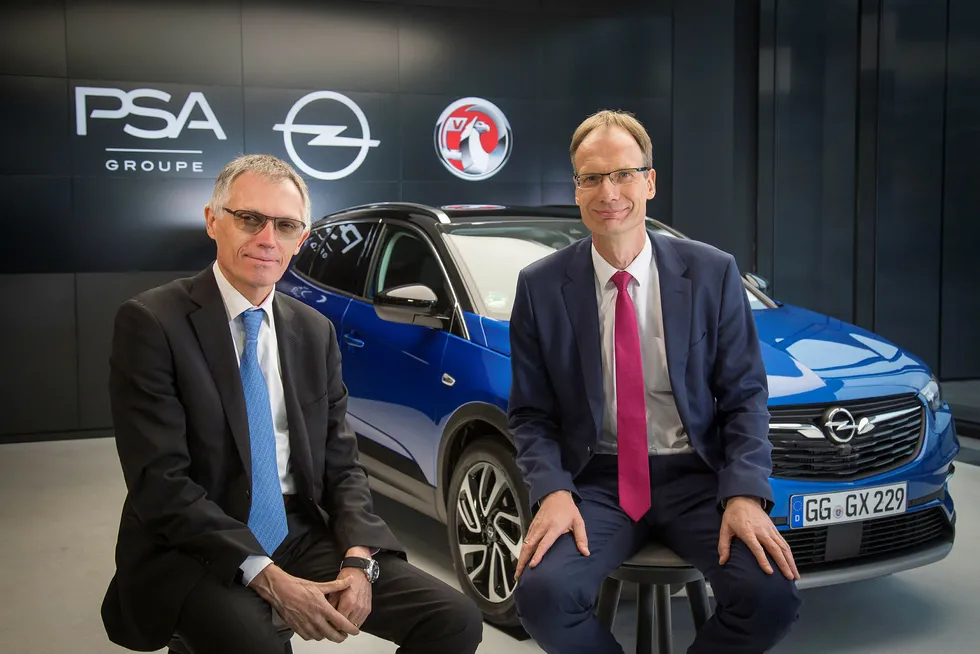 PSA-sjef Carlos Tavares og Opel-sjef Michael Lohscheller la torsdag frem Opels fremtidsplaner. Blant annet blir det en ladbar hybrid-versjon av Opel Grandland X som står i bakgrunnen. Foto: Opel