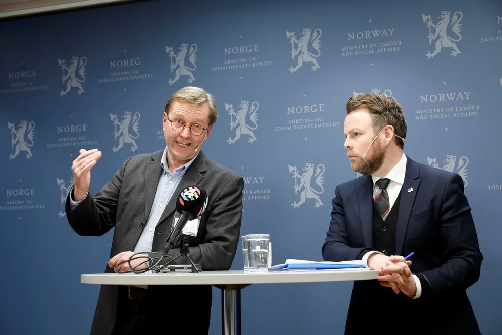 Utvalgsleder Finn Arnesen t.v. overrekker delutredningen til arbeids- og sosialminister Torbjørn Røe Isaksen. Arnesen uttalte at «få har grunn til å være stolte» over arbeidet for å hindre Nav-skandalen.