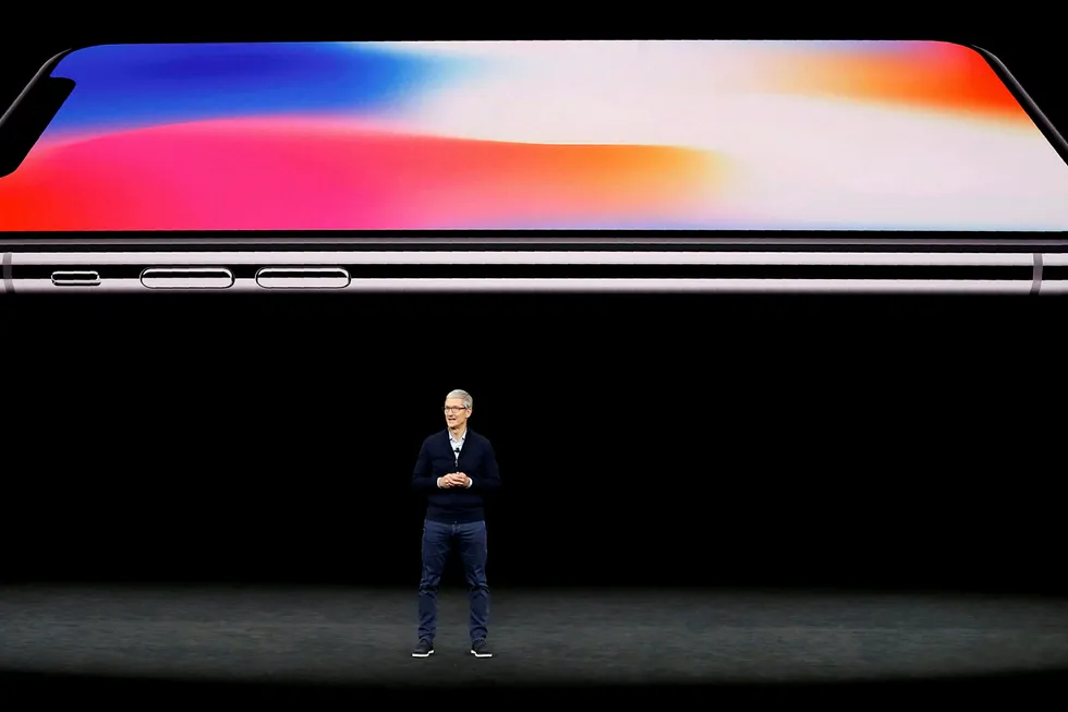 Apple-sjef Tim Cook, her fotografert i California i september mens han viser frem nye Iphone X. Foto: Stephen Lam/Reuters