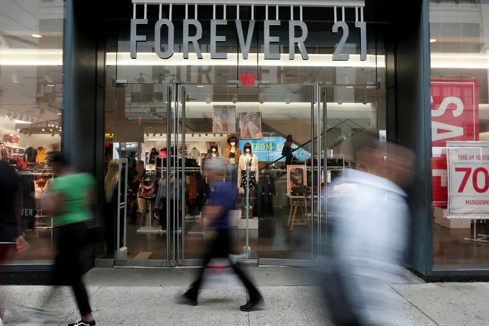 Billigkleskjeden Forever 21 har søkt om amerikansk konkursbehandling. Det betyr at over 350 butikker vil bli stengt på verdensbasis. Bildet er av Forever 21s butikk i New York.